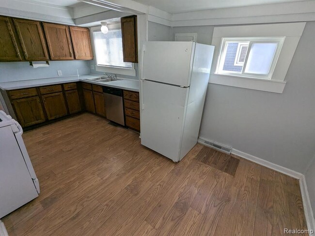 Building Photo - 2050 E Scottwood Ave