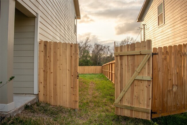 Building Photo - 515 16th St