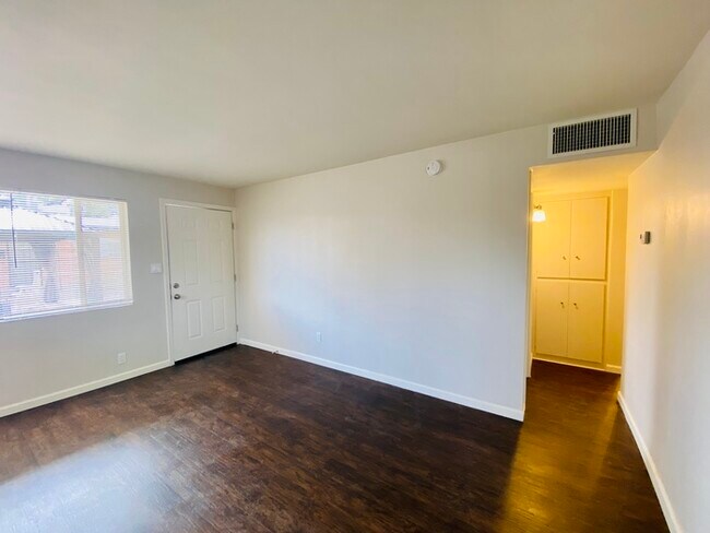 Building Photo - Newly Renovated Spacious 1 Bedroom with Vi...