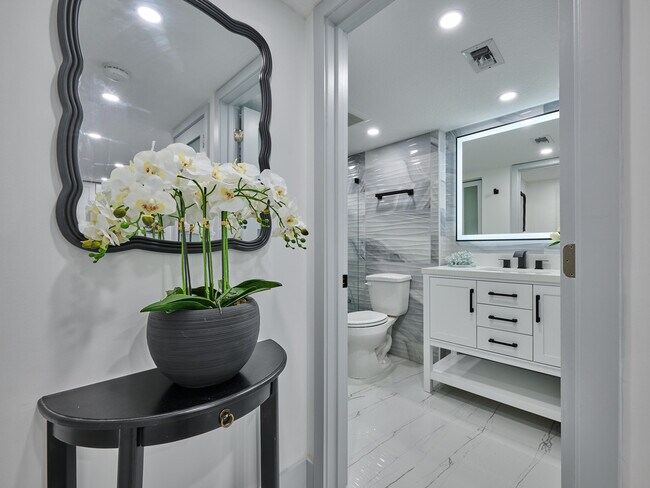 Building Photo - 5051 N Hwy A1A