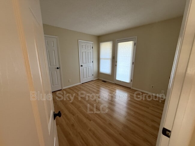 Building Photo - 146 Hanks St