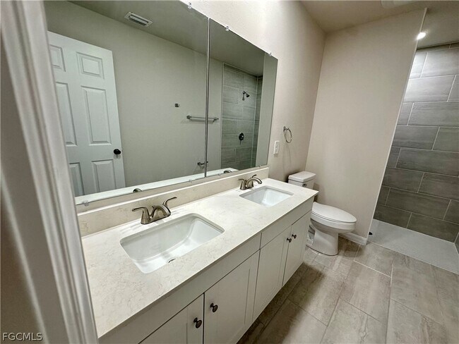 Building Photo - 3821 SW 9th Ave