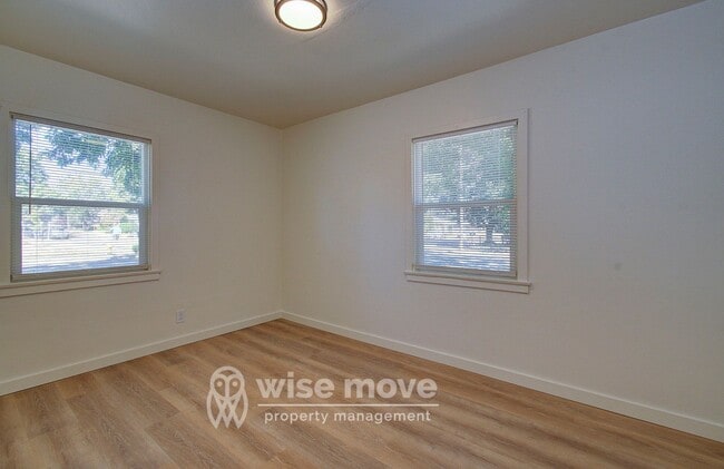 Building Photo - 2 Bedroom Home with Garage- Corner Lot!