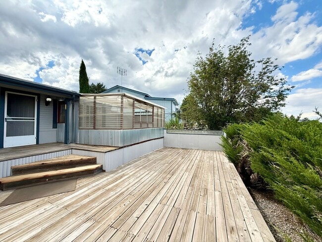 Building Photo - Charming 2-Bedroom Home with Office & Lake...