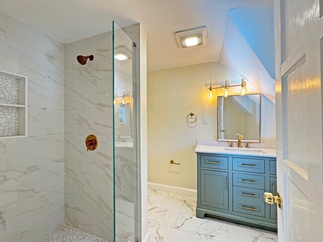 Building Photo - 280 Quinobequin Rd