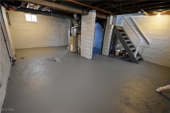 Building Photo - 583 Victoria Ave