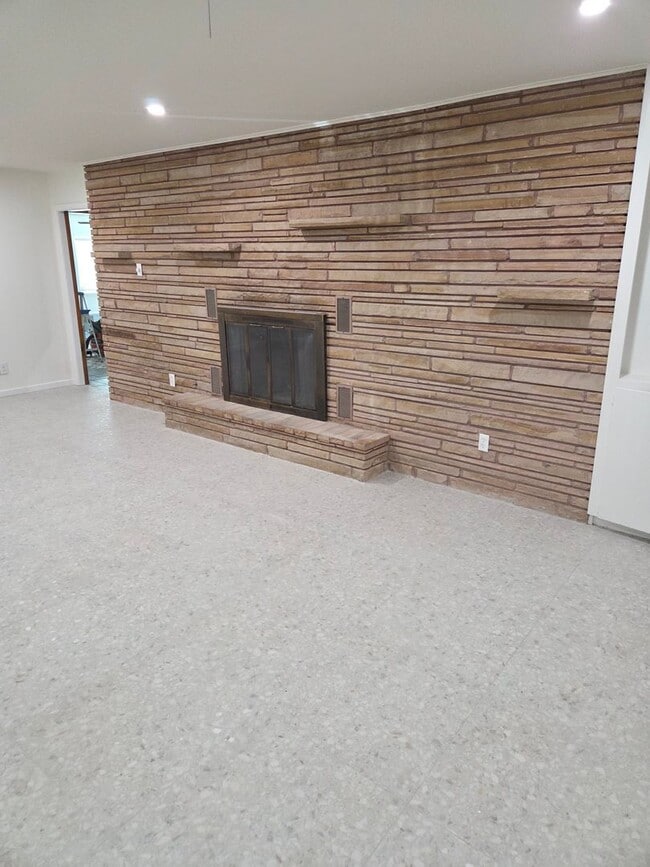 Building Photo - Travis Heights