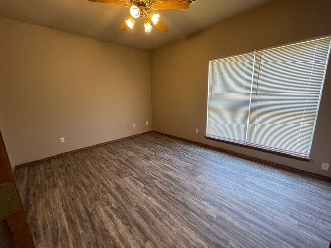 Building Photo - Three Bedroom in Norman with new hardwood ...