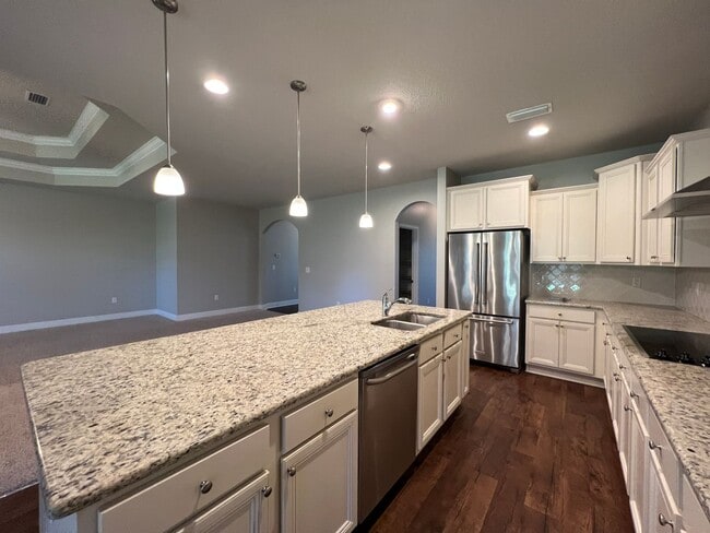 Building Photo - Gorgeous 5 Bedrooms