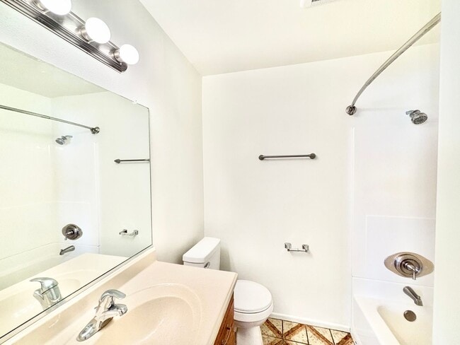 Building Photo - Oxnard | Welcome to the Pearl of Oxnard Du...