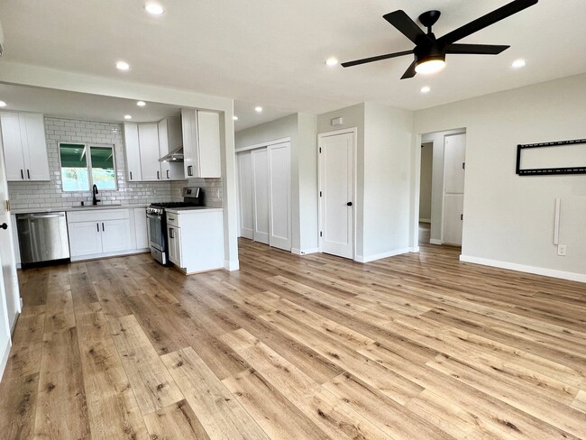 Building Photo - Beautiful, Modern, Upgraded 3 Bedroom 3 Ba...