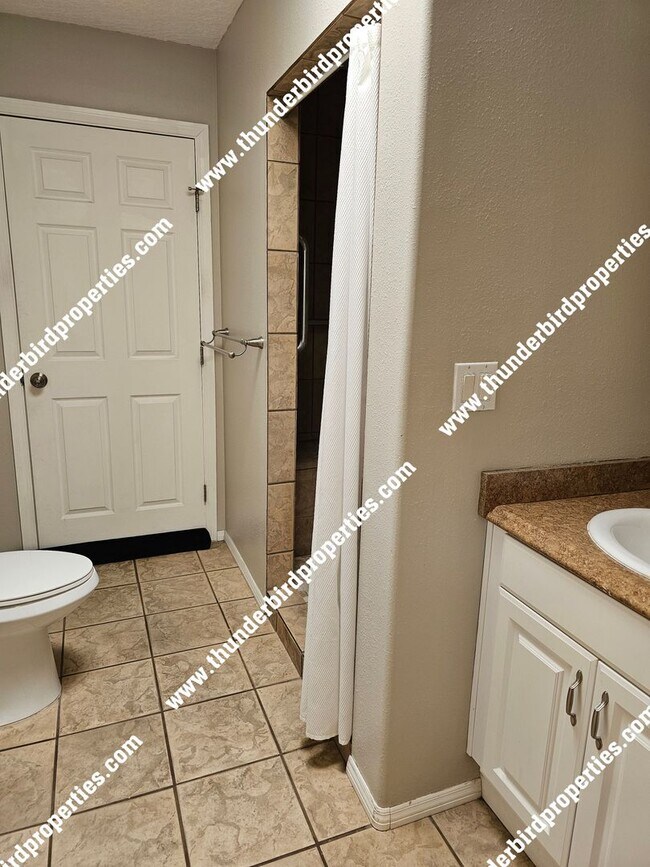 Building Photo - Great NW location with in-law quarters