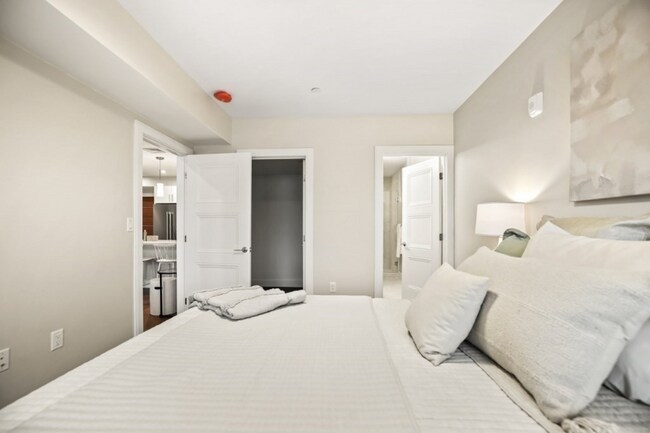 Building Photo - 425 Lagrange St