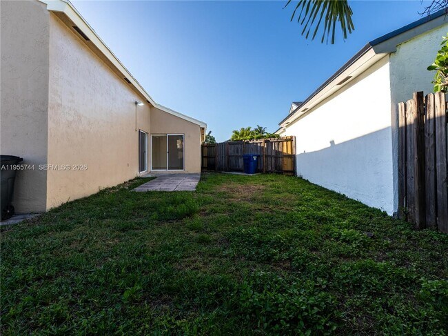 Building Photo - 200 W Riverbend Dr