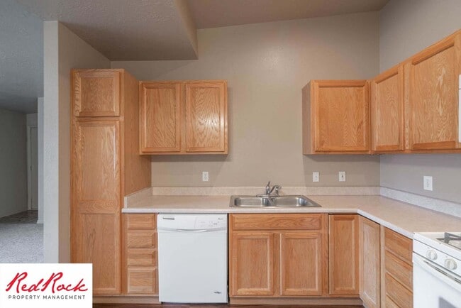 Building Photo - Dog Friendly! Great 2 Bedroom, 2 Bathroom ...