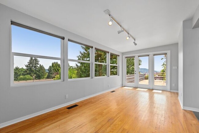 Building Photo - Classic Mid-Century Modern Air Conditioned...