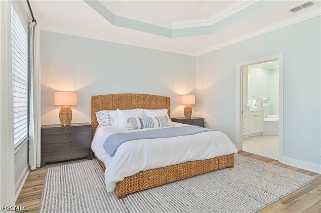 Building Photo - 5000 Royal Shores Dr