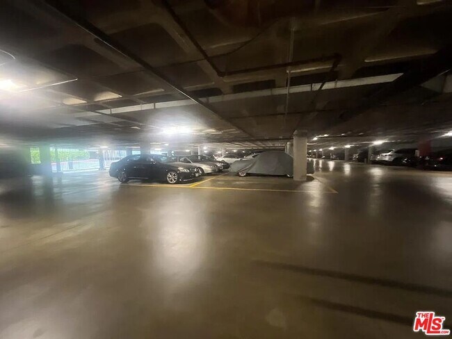 Building Photo - 800 W 1st St