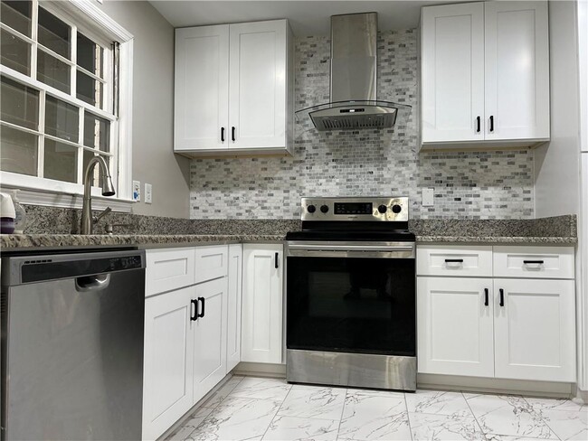 Building Photo - 2221 Pinecliff Dr NE