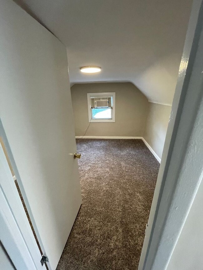 Building Photo - Cape Cod on cul-de-sac backs to park