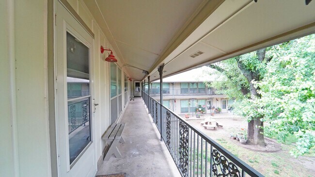 Building Photo - MOVE IN SPECIAL!! FOR LEASE! 2 Bedroom - 1 Bath -  Town House Apartments!