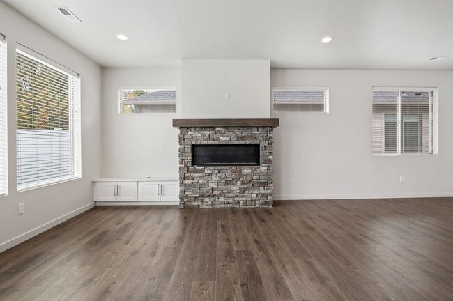 Building Photo - CDA Place Neighborhood- upgraded 3 bed 2 b...