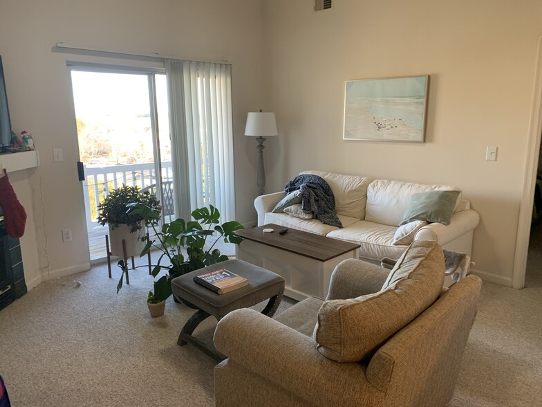 Living Room - 211 S Knollwood Dr