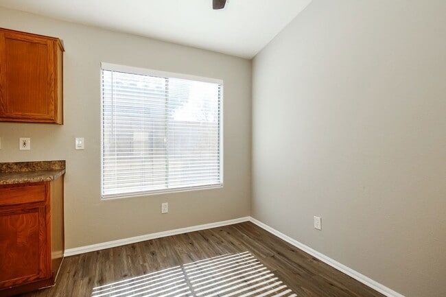 Building Photo - 11017 W Wilshire Dr