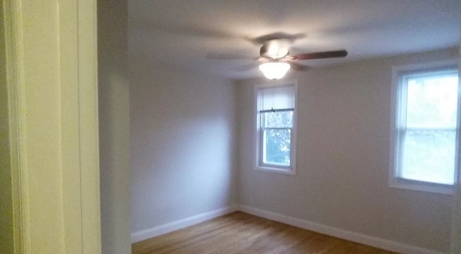 Building Photo - 3 Bedroom, 1 Bath Townhome