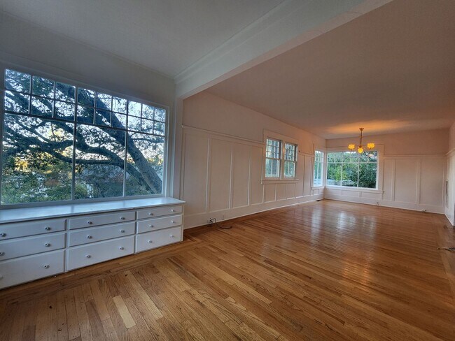 Building Photo - 7251 Maple Ave