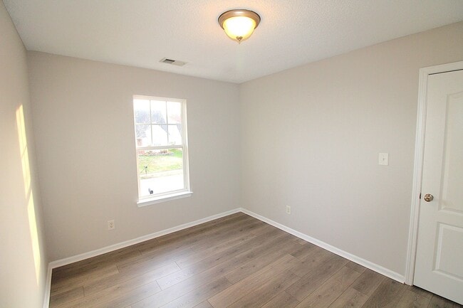 Building Photo - 3 Bedroom Home with a 1 Car garage!