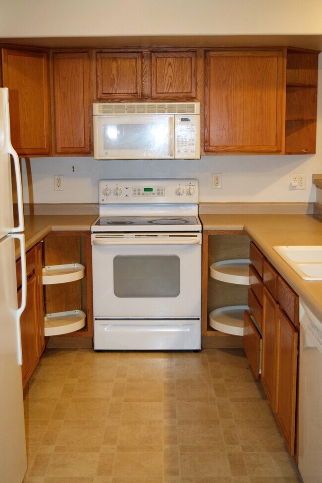 Building Photo - Large Iowa City Townhouse