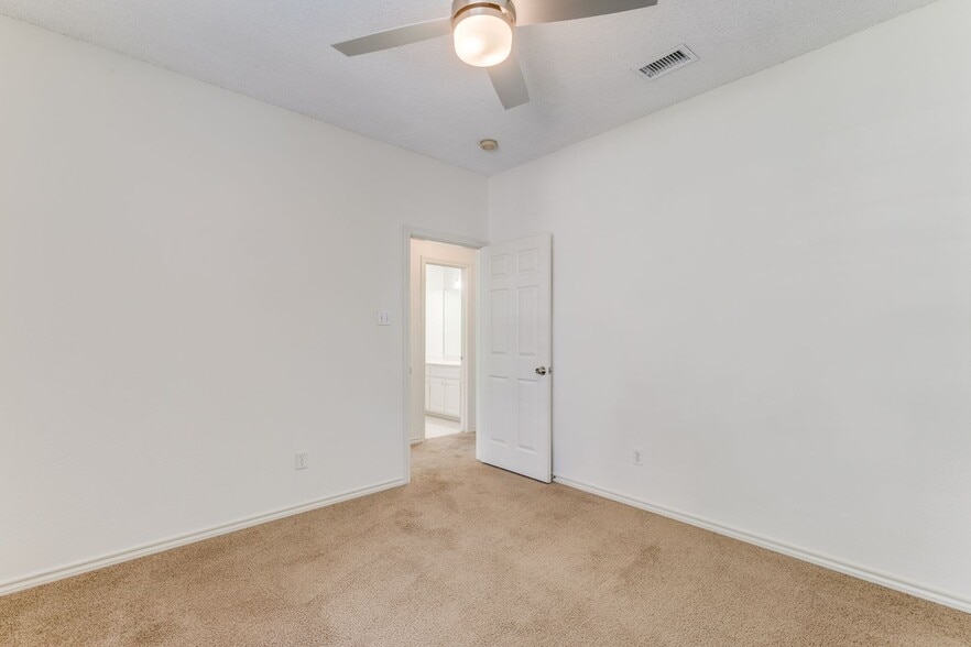 Building Photo - 1523 Wayside Dr