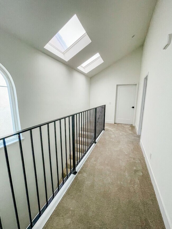 Building Photo - 204 18th St