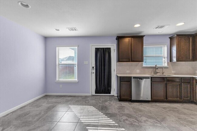 Building Photo - 440 Star Thistle St