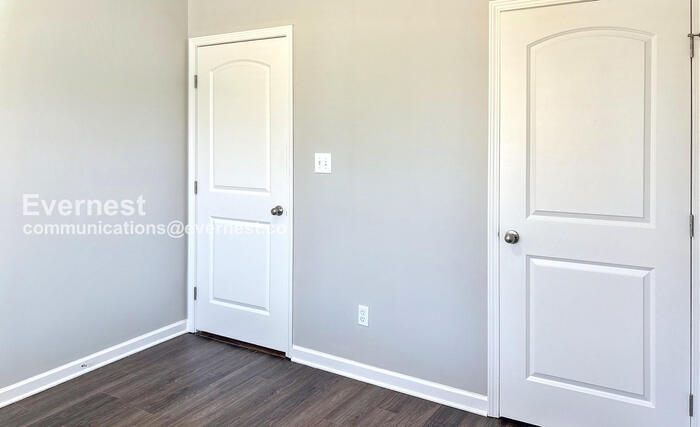 Building Photo - 215 Village Springs Dr