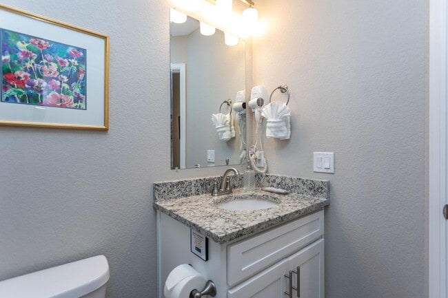 Building Photo - Stylish 3-Bedroom Townhome with Fireplace, Modern Kitchen & Spacious Layout!