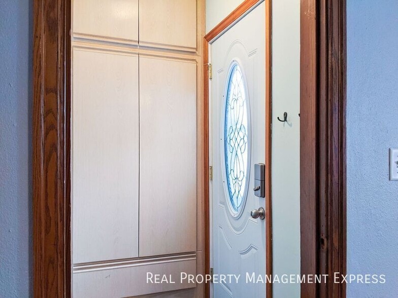 Building Photo - 3 Bed House w/ Fenced-In Yard