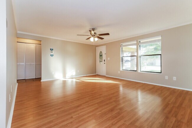 Building Photo - 7801 Glencoe Dr