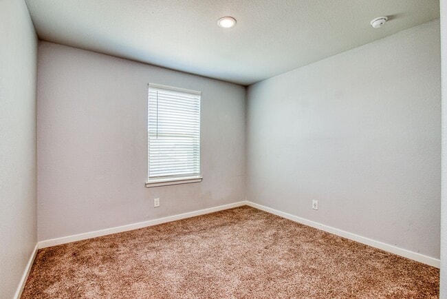 Building Photo - Beautiful 4 bed/2.5 baths in the desirable...