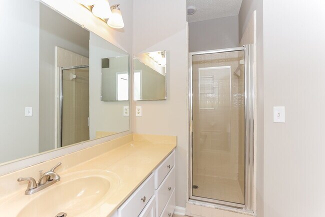 Building Photo - 3726 Woodbriar Dr