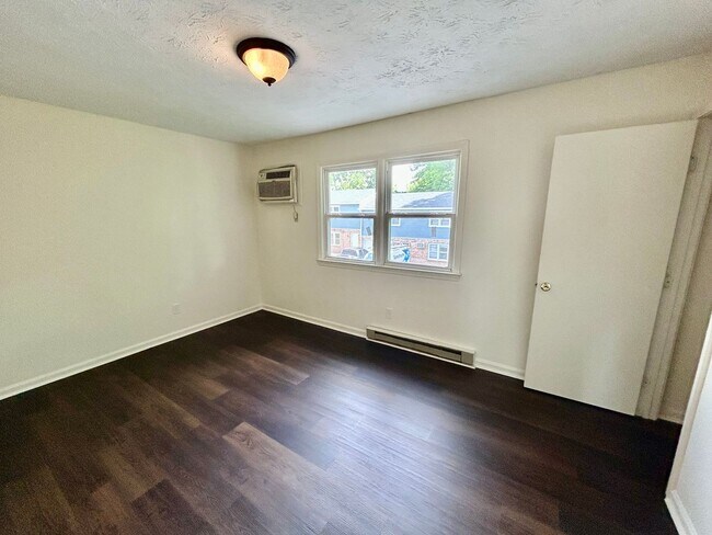 Building Photo - FIRST MONTH HALF OFF - 2 Bedroom in Versailles!