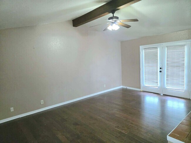 Building Photo - Move In Special $500.00 Security Deposit