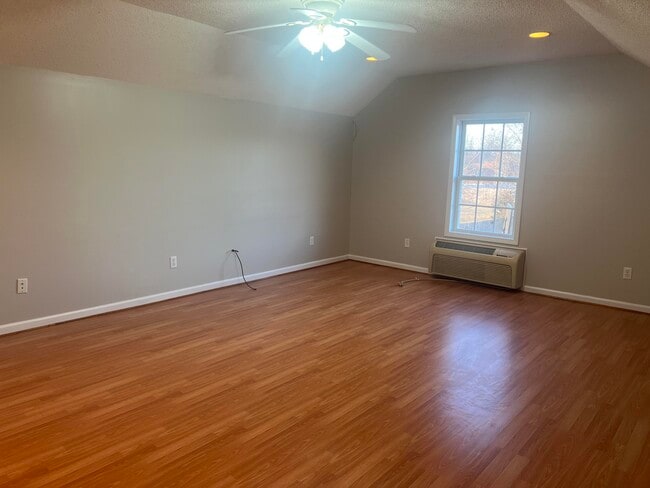 Building Photo - 1240 Inabinet Dr