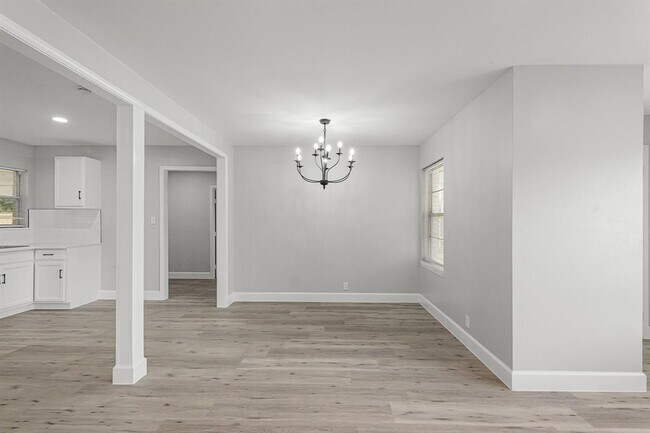 Building Photo - 5429 De Lange Ln