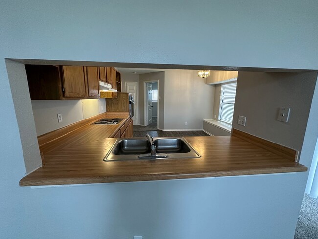 Building Photo - CUTE 3 BEDROOM 2 BATH IN NORTHSIDE ISD
