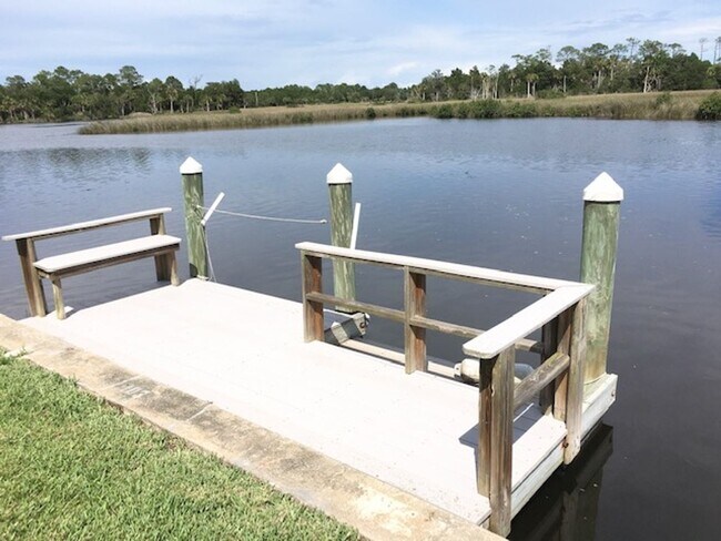 Building Photo - Furnished condo with dock!