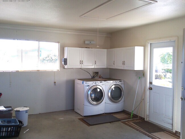 Building Photo - Sunset Terrace 3 bedroom, 2 bath house, 2 car garage in Los Osos