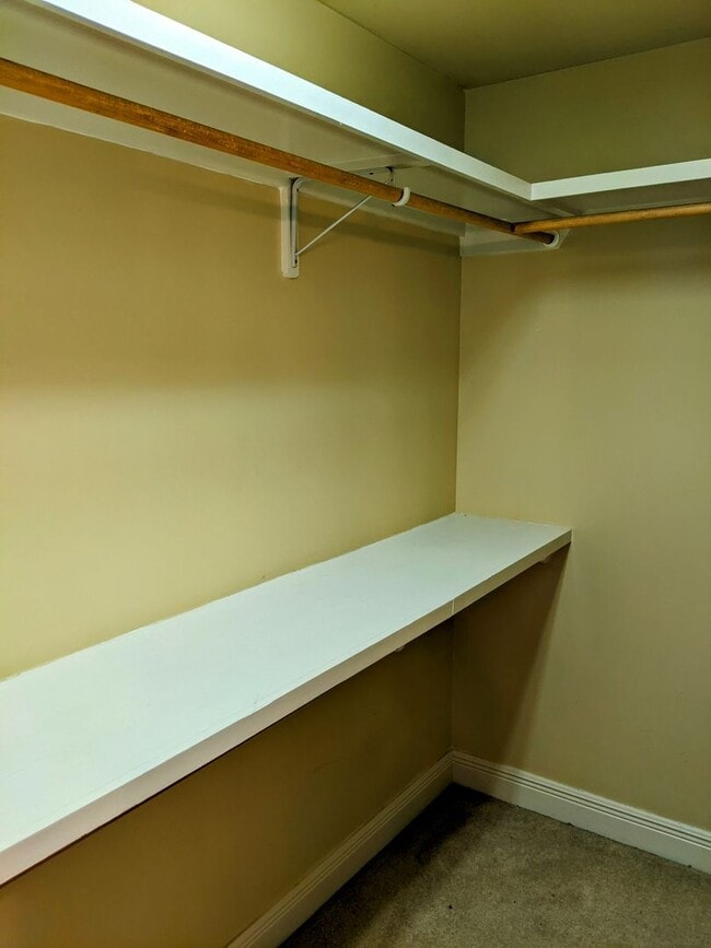 Building Photo - Spacious 3/2 home in a Convenient Location!