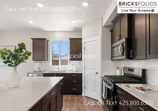 Building Photo - Captivating 5-Bedroom Home with Exceptional Features in Port Orchard.